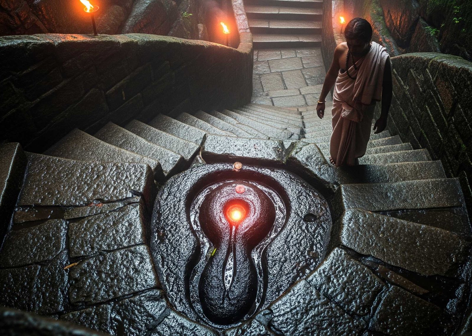 గర్భగృహంలో కలిగే అనుభవం - అంతర్ముఖ యాత్ర (భక్తునిలో కలిగే మానసిక, భావోద్వేగ మరియు ఆధ్యాత్మిక మార్పుల గురించి లోతైన వివరణ)