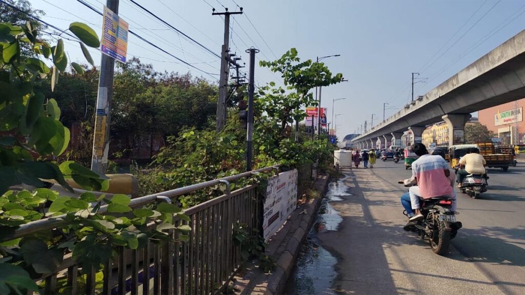 కెపిహెచ్‌బి ఫుట్‌పాత్ వృధా నిర్మాణం — ప్రజల ప్రాణాలకు ముప...